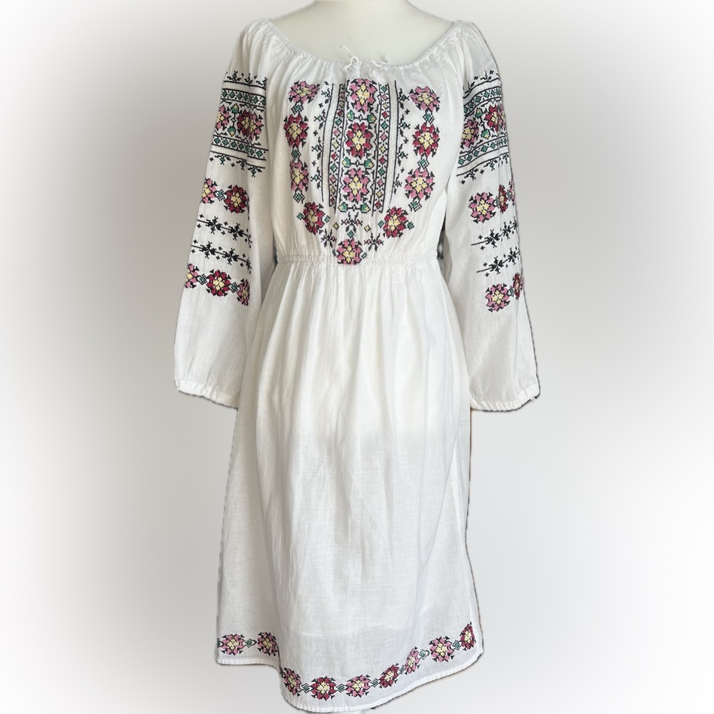 Elegant White Embroidered 3/4 Sleeve Dress